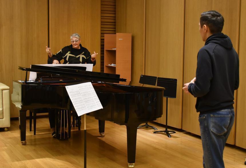 Italian coach conducts master class for singers of Astana Opera International Opera Academy. Images | astanaopera.kz
