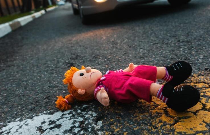 В Семее 8-летняя девочка погибла под колесами автомобиля