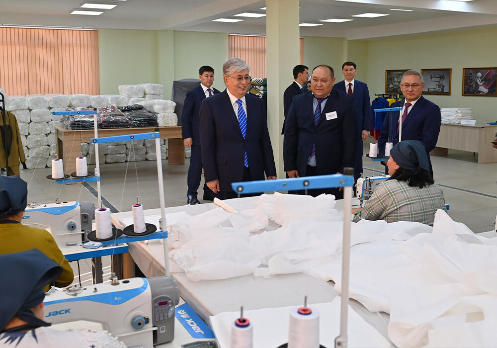 Президент Казахстана посетил швейную фабрику в Талдыкоргане