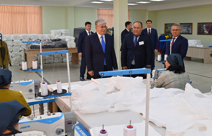 Президент Казахстана посетил швейную фабрику в Талдыкоргане
