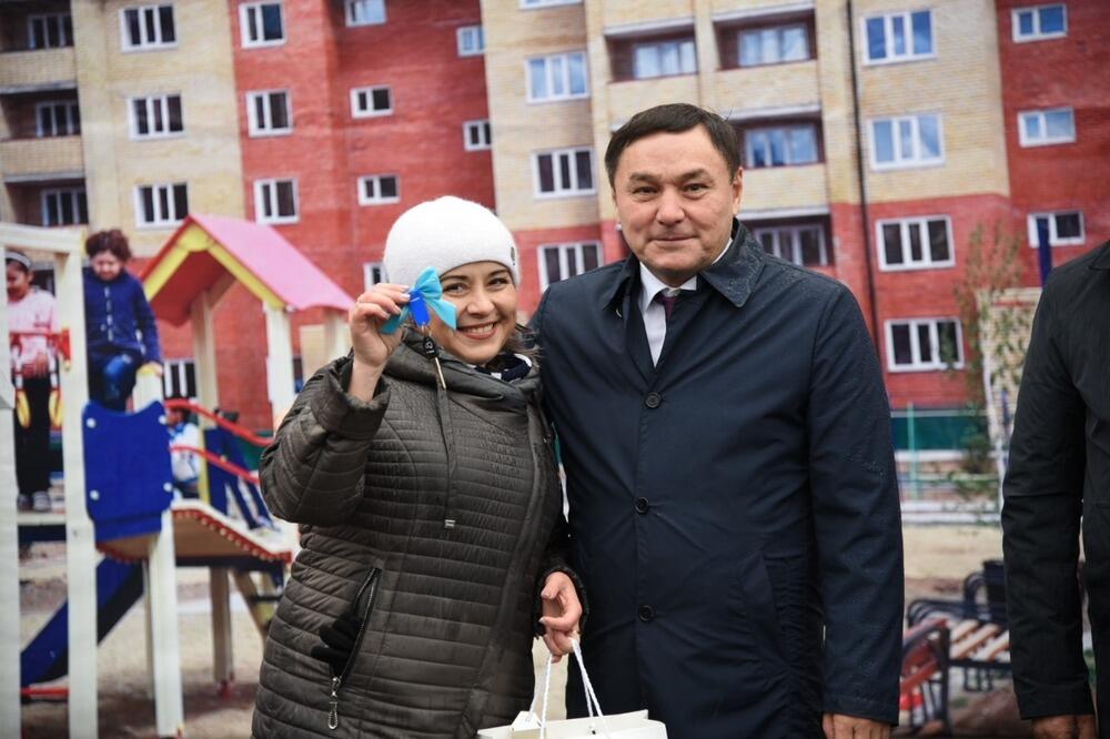 В Акмолинской области новоселам вручили ключи от квартир. Фото: акимат Акмолинской области