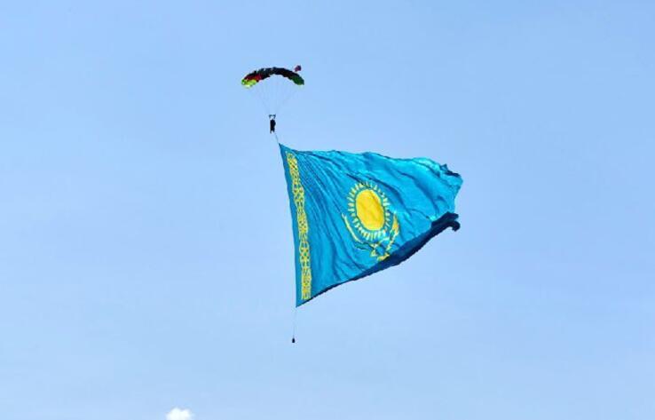 В небе над Алматы развернули самый большой флаг Казахстана