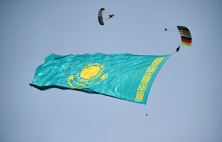 В небе над Алматы развернули самый большой флаг Казахстана
