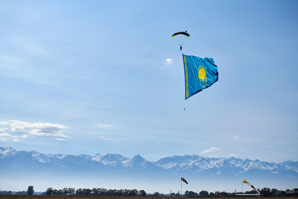 В небе над Алматы развернули самый большой флаг Казахстана. Фото: Изтурган Алдауев