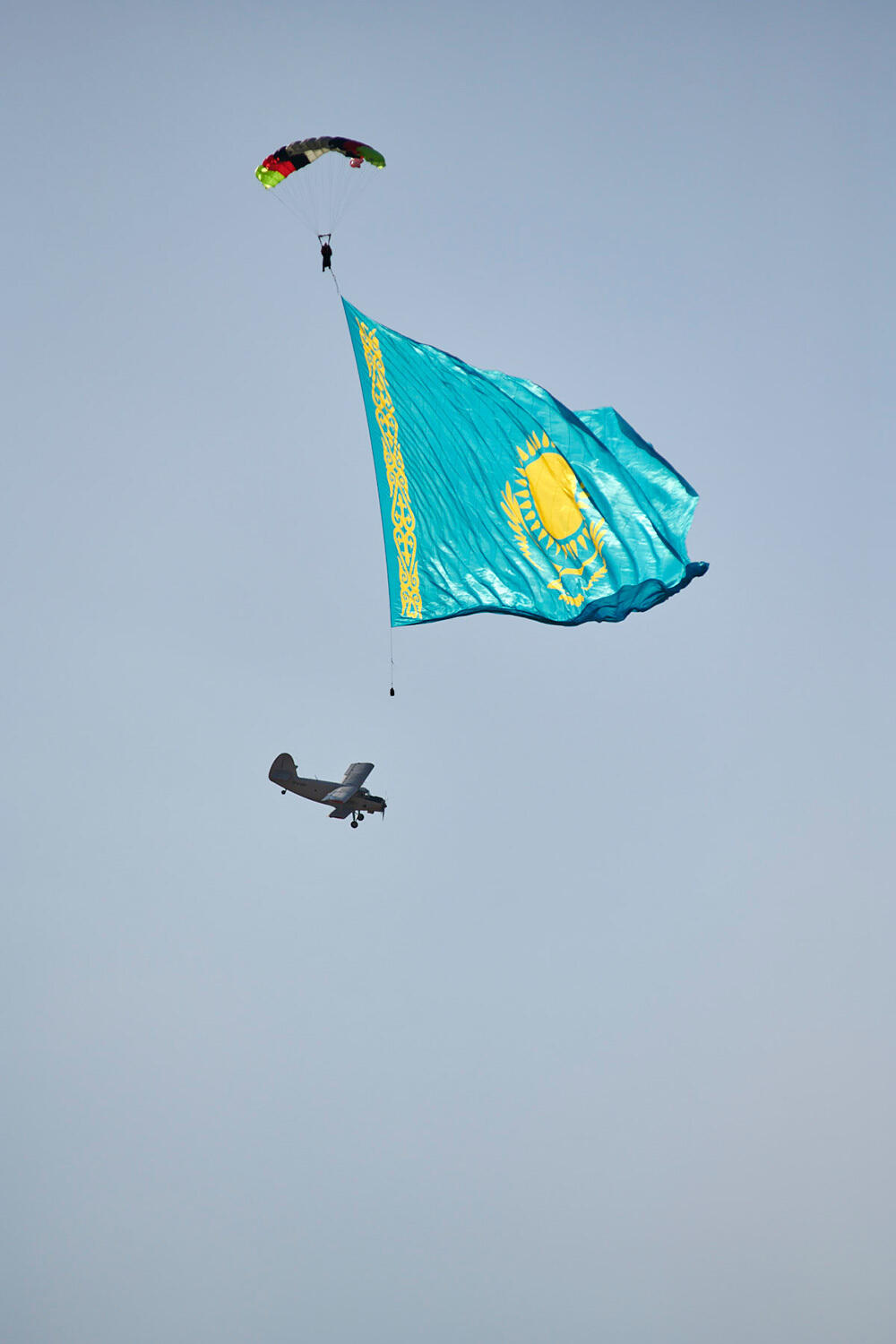 В небе над Алматы развернули самый большой флаг Казахстана. Фото: Изтурган Алдауев