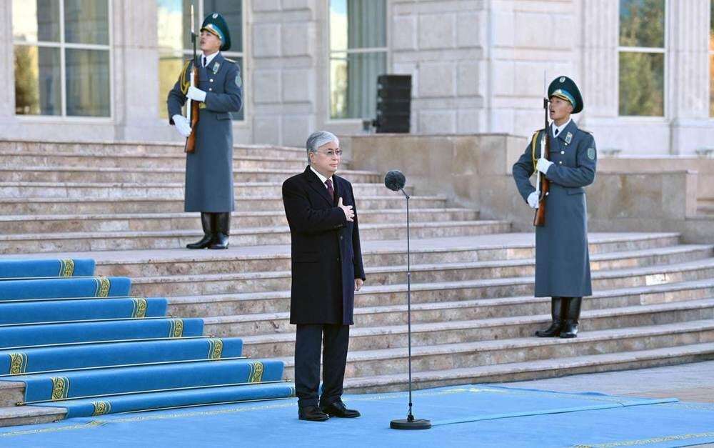 Президент принял участие в церемонии поднятия государственного флага. Фото: Акорда