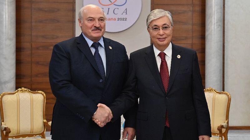 Лукашенко поздравил Токаева и казахстанцев с Днем Республики