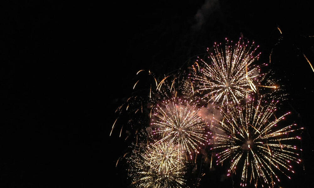 Праздничный салют ко Дню Республики