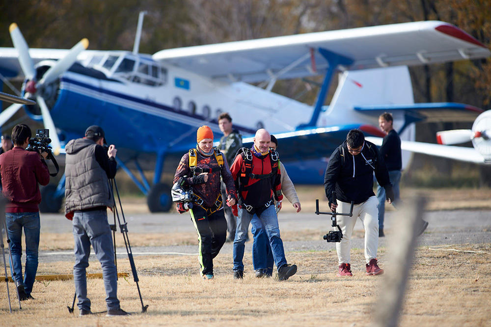 Алматы аспанында Қазақстанның ең үлкен туы желбіреді. Сурет: Ізтұрған Алдауев