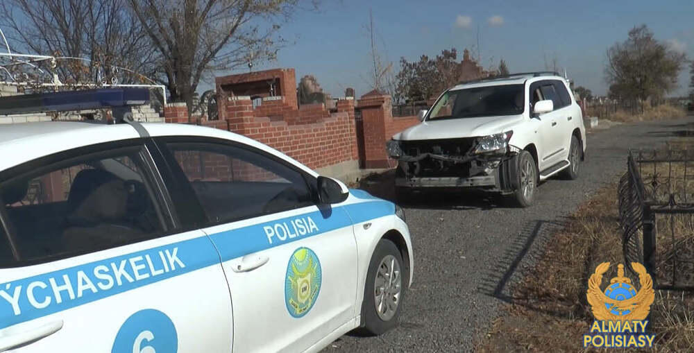 В Алматы пьяный гражданин Узбекистана на угнанном автомобиле снес ограждения на кладбище 