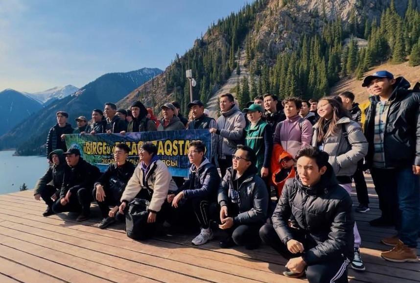 Environmental activists gather 30,000 tons of waste. Images | gov.kz