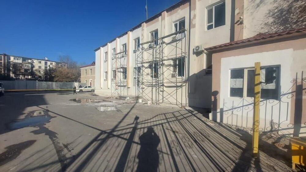 В Кызылорде на женщину упала часть железной лестницы