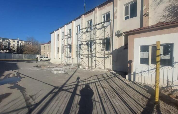 В Кызылорде на женщину упала часть железной лестницы