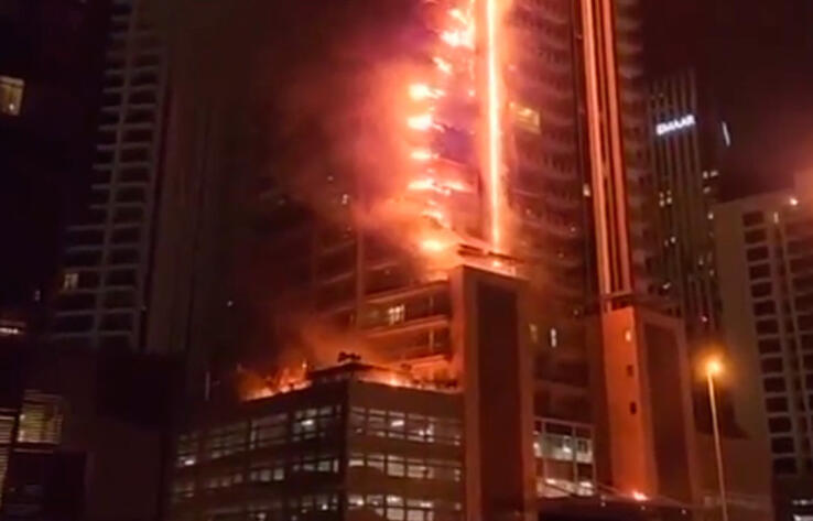 В Дубае полыхает небоскреб