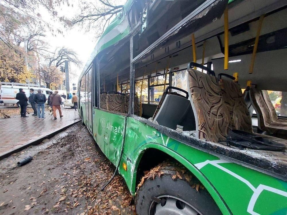 В полиции рассказали подробности ДТП с участием двух пассажирских автобусов в Алматы