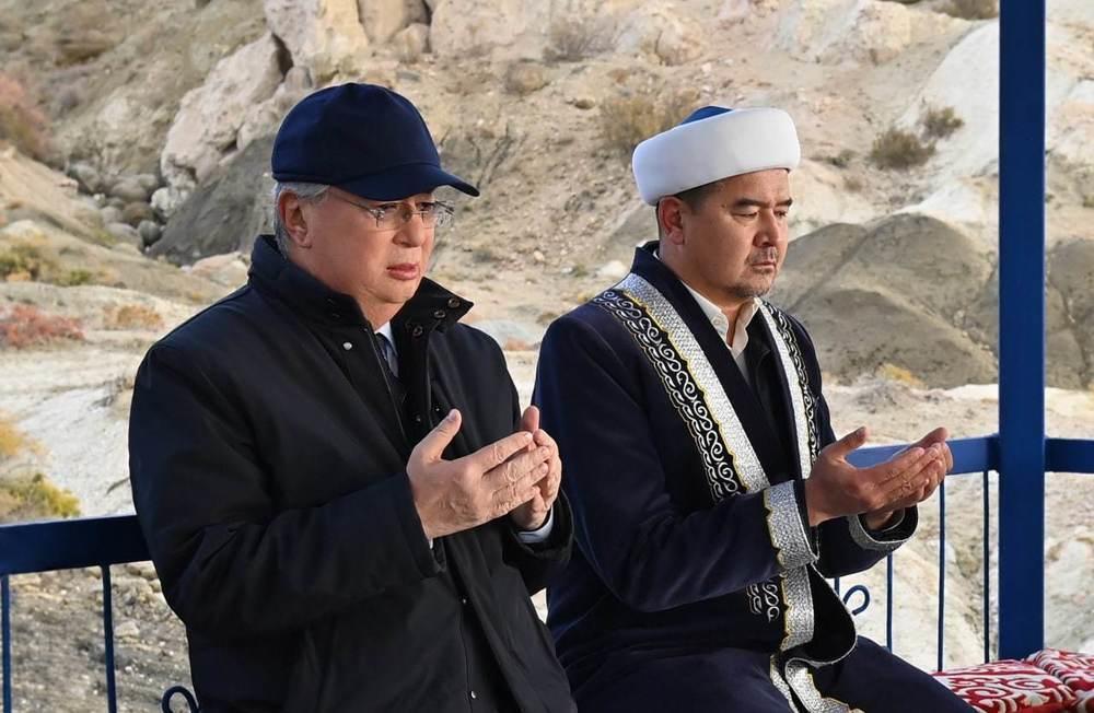 Тоқаев Маңғыстау облысындағы Бекет ата мешітіне барды. Сурет: Ақорда