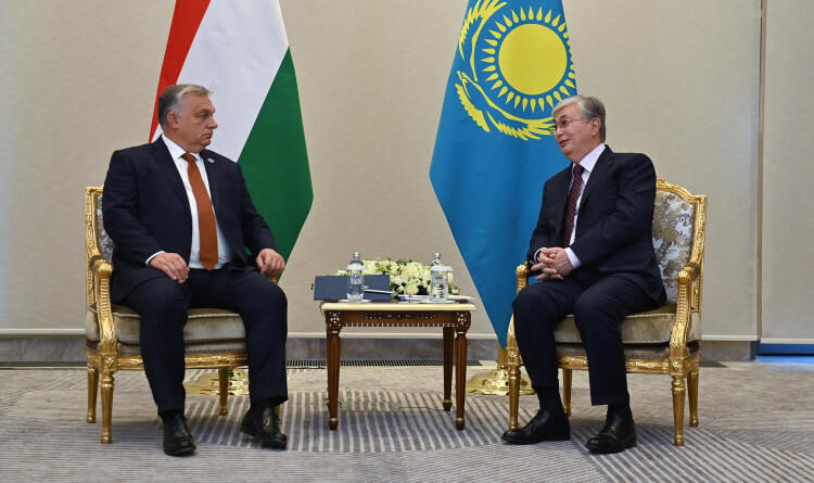 Глава государства провел встречу с премьер-министром Венгрии 