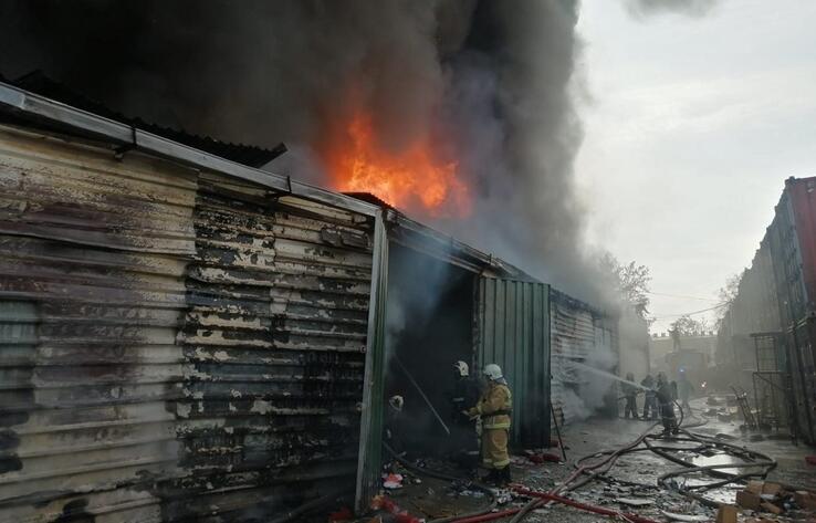 Крупный пожар на складах близ барахолки в Алматы локализован