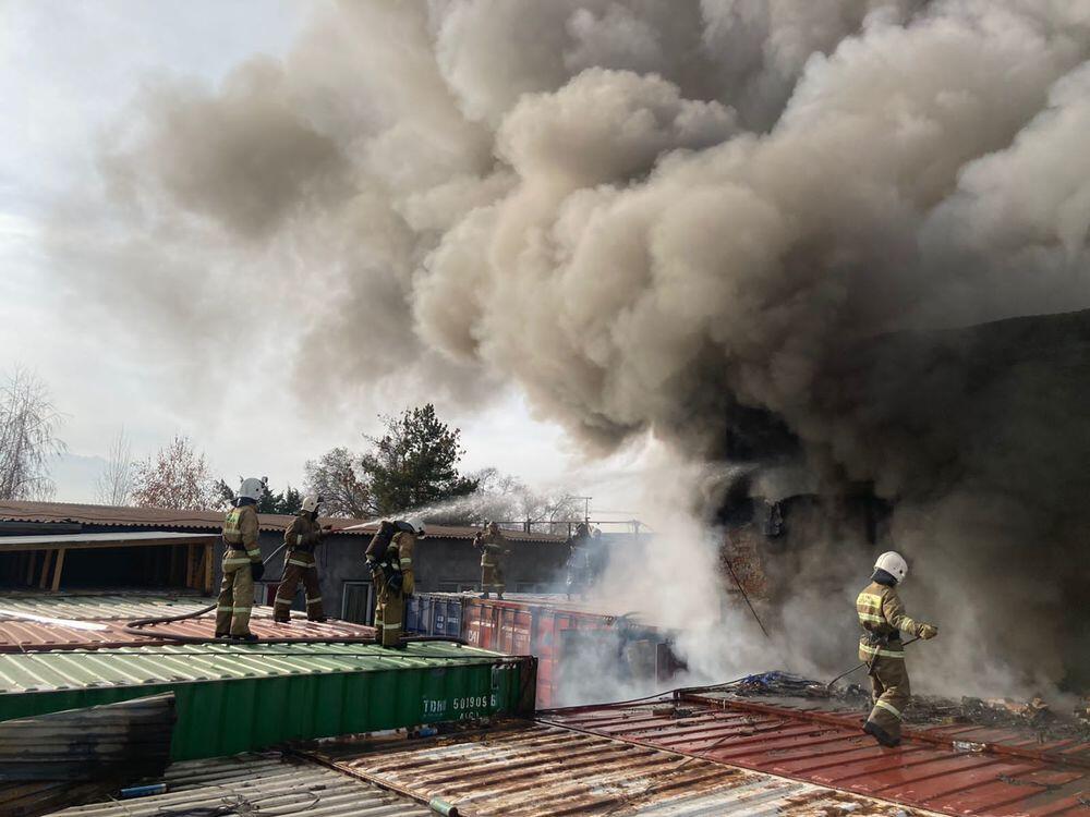 Крупный пожар на складах близ барахолки в Алматы локализован. Фото: ДЧС Алматы
