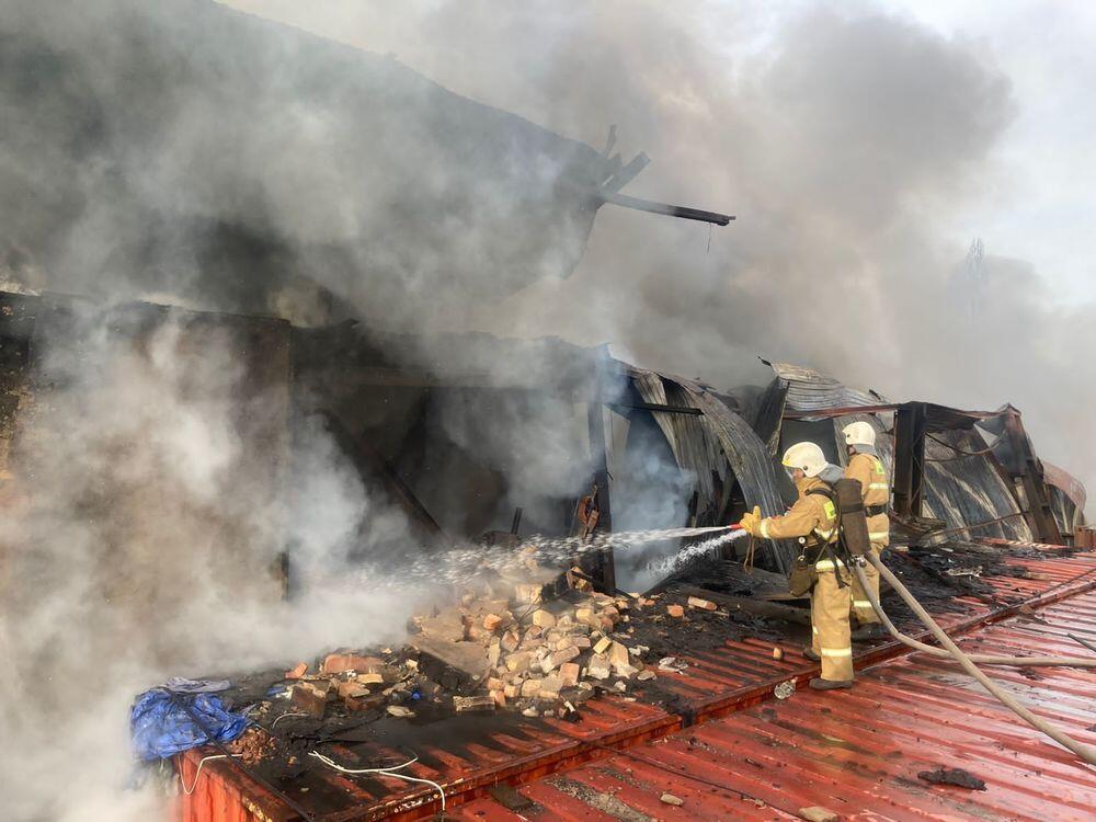 В районе барахолки Алматы произошел пожар