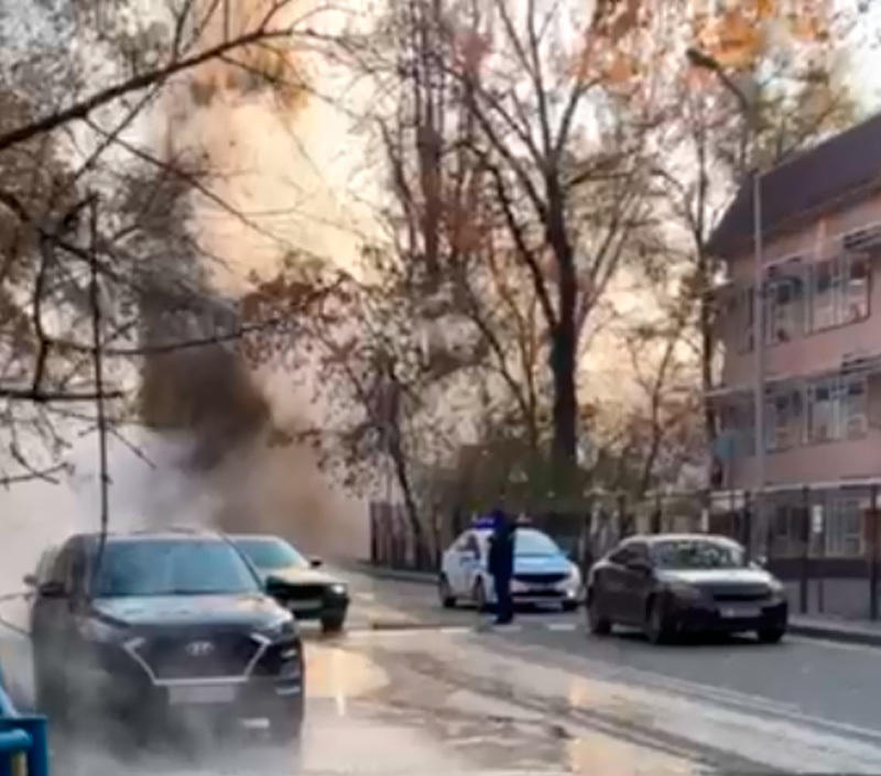 Алматыда Шәріпов көшесіндегі жылу магистралінің үзілісі жойылды