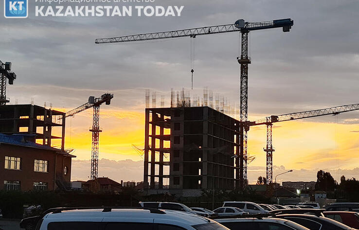 Астанада құрылыс жабдығында тұрған екі жұмысшы ТК-нің 14-ші қабатының биіктігінен құлады