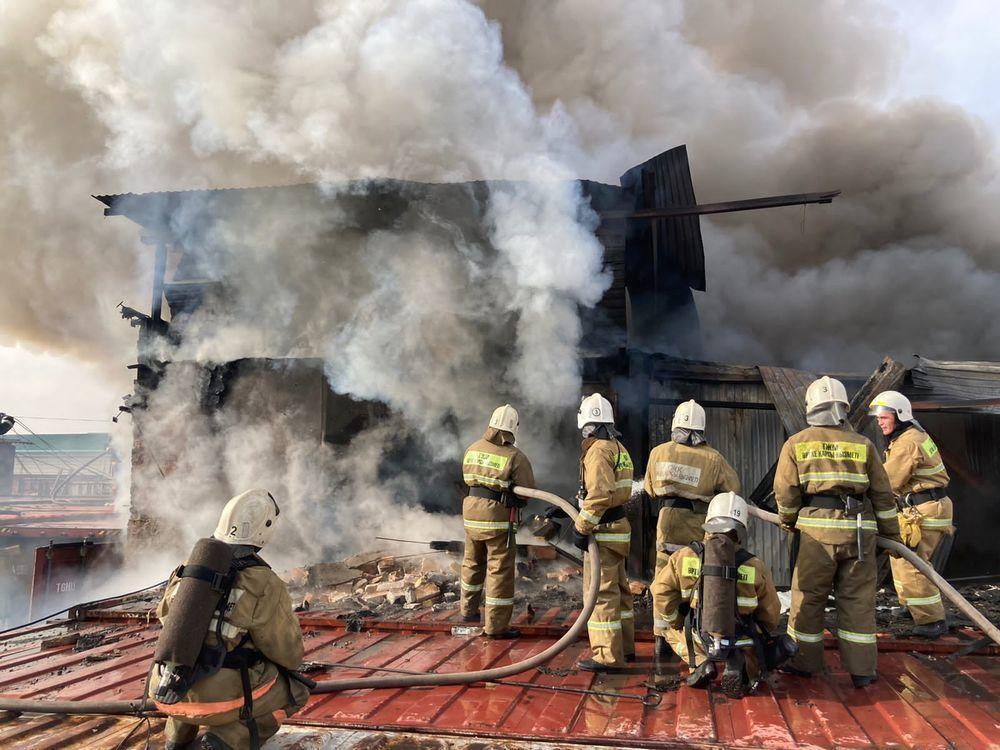 Пожар на складах близ барахолки мог произойти из-за короткого замыкания