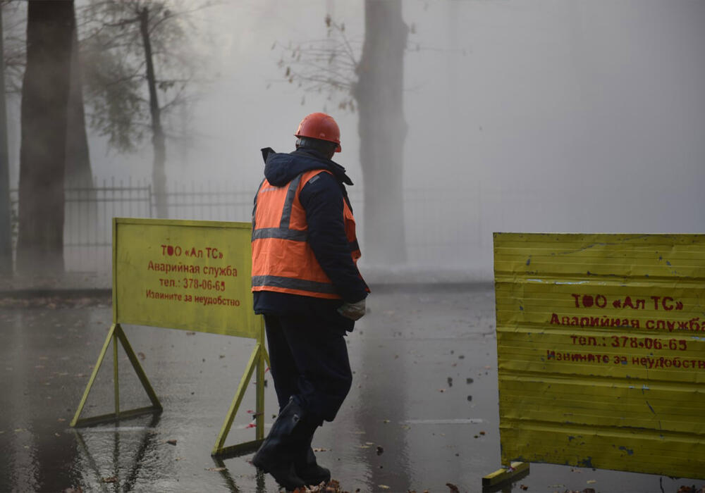 Ликвидация аварии на водопроводе в Алматы. Фото: telegram/sputnikKZ