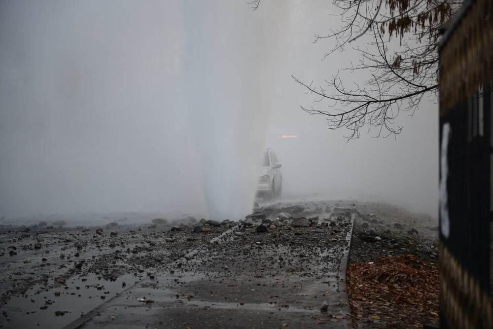 Ликвидация аварии на водопроводе в Алматы. Фото: telegram/sputnikKZ