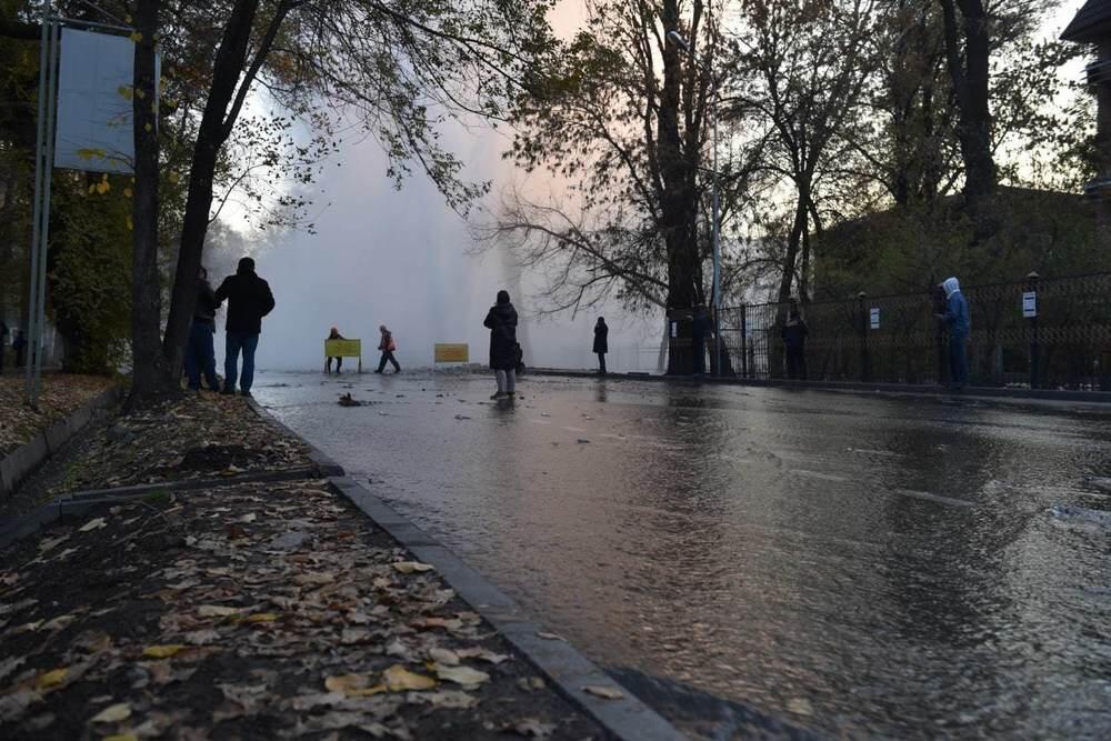 Ликвидация аварии на водопроводе в Алматы. Фото: telegram/sputnikKZ