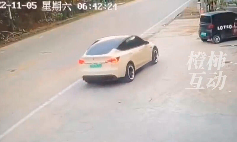 В Китае Tesla вышла из-под контроля и насмерть сбила двух человек