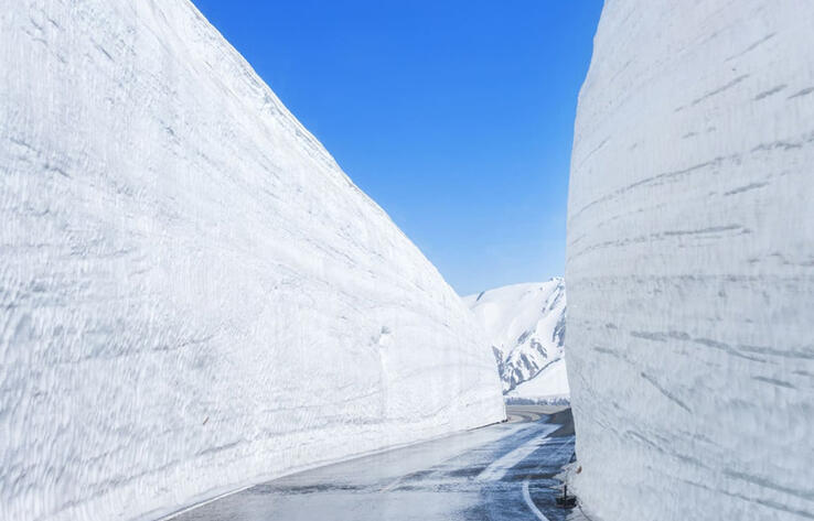 Снежные стены в Тойям, Япония
