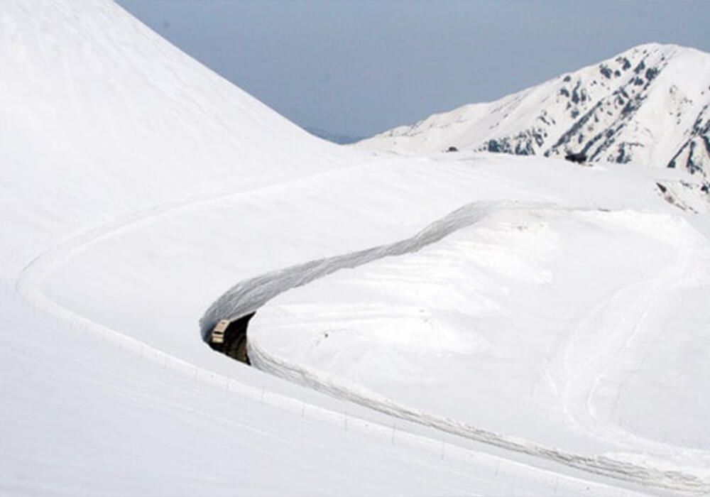 Снежные стены в Тойям, Япония. Фото: telegram/Nation Geographic