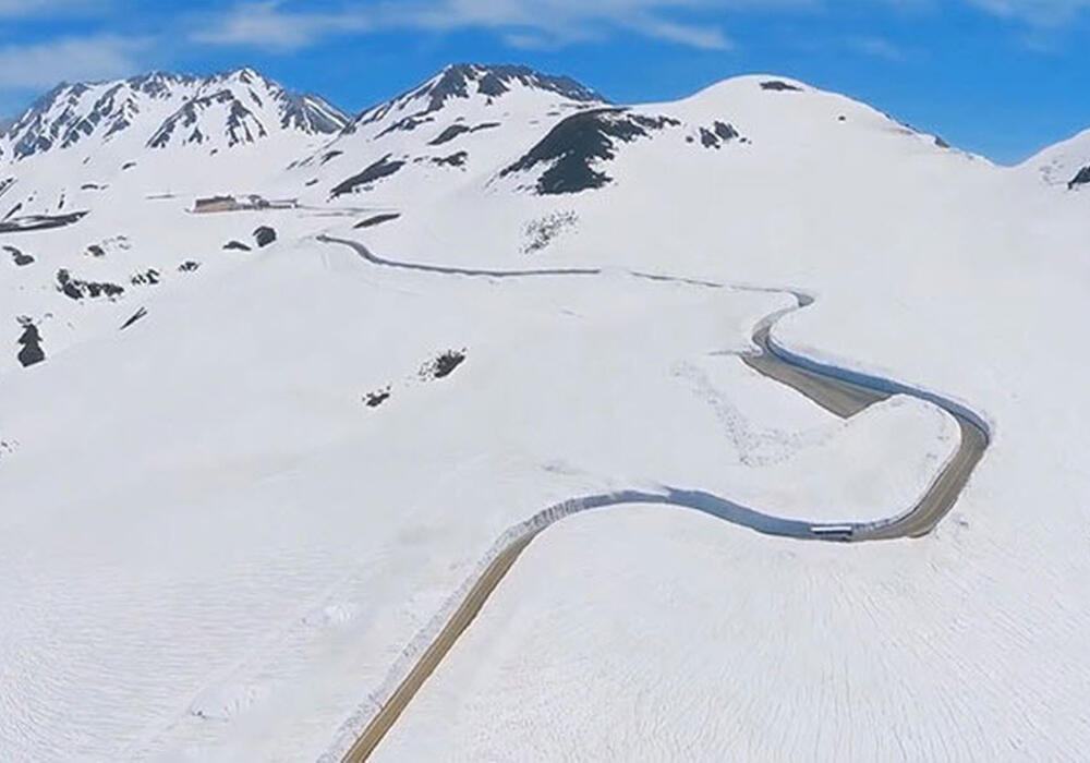 Снежные стены в Тойям, Япония. Фото: novosti-n.org