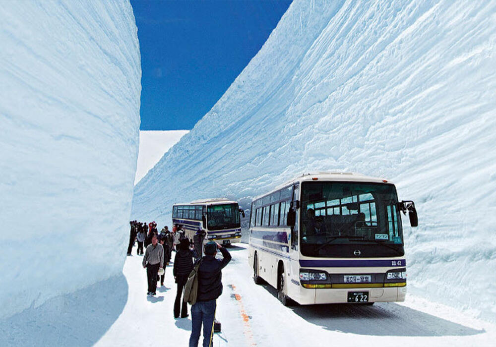 Снежные стены в Тойям, Япония. Фото: novosti-n.org