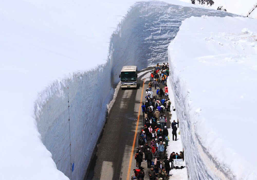 Снежные стены в Тойям, Япония. Фото: novosti-n.org