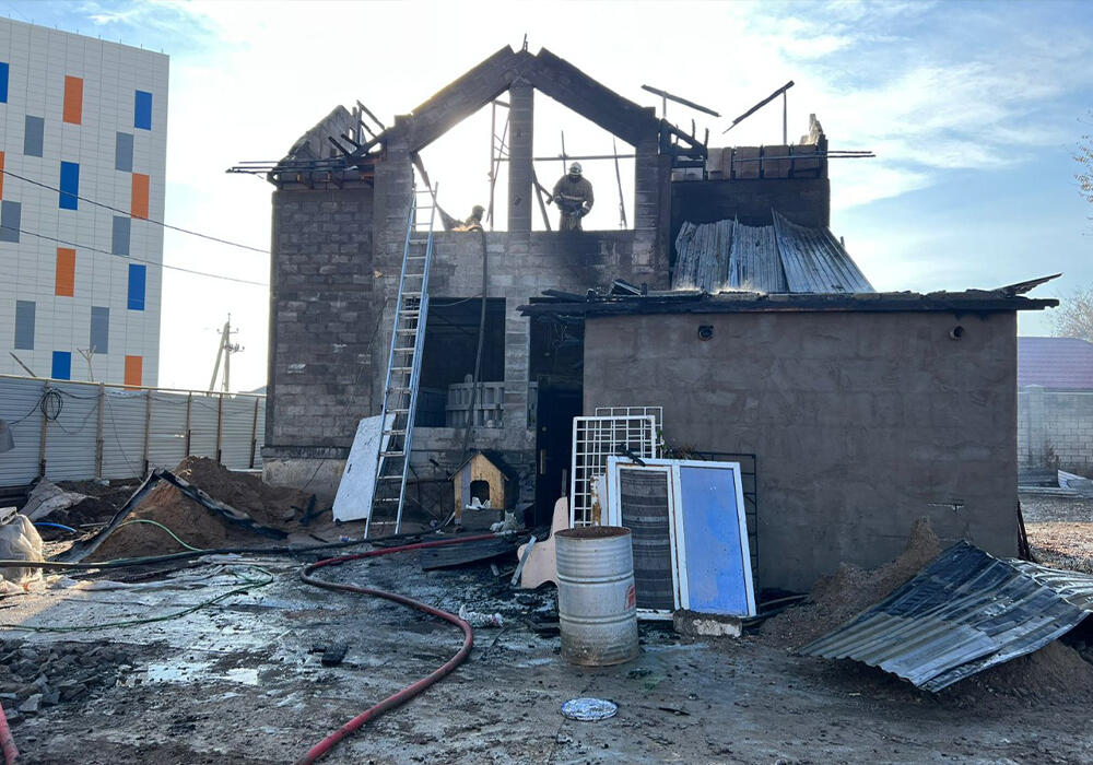 Строящийся дом загорелся в Алматы 