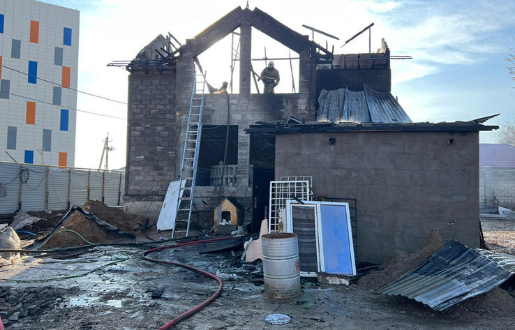 Строящийся дом загорелся в Алматы 