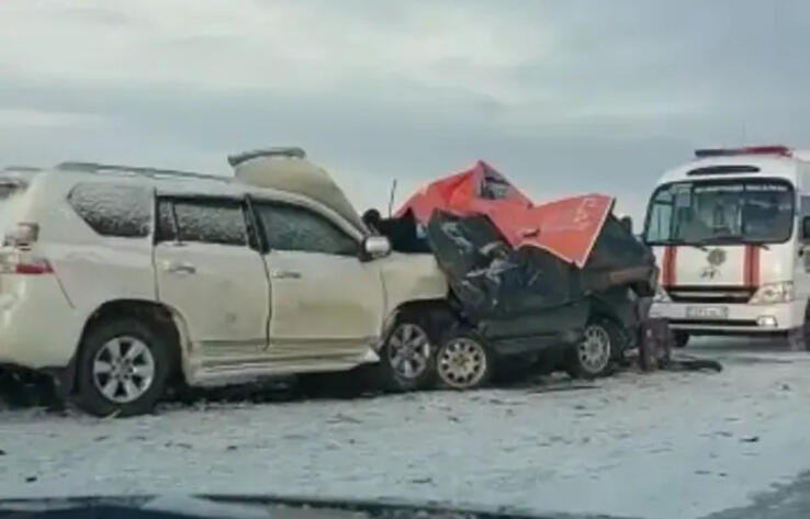 Четыре человека погибли в лобовом столкновении машин на севере Казахстана 