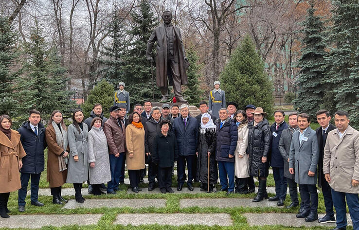 Токаев открыл памятник Ахмету Байтурсынову в Алматы