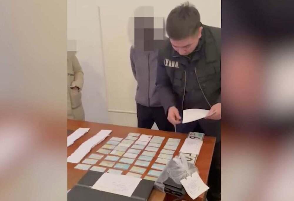 В Жамбылской области задержали подозреваемых в подделке техпаспортов на авто