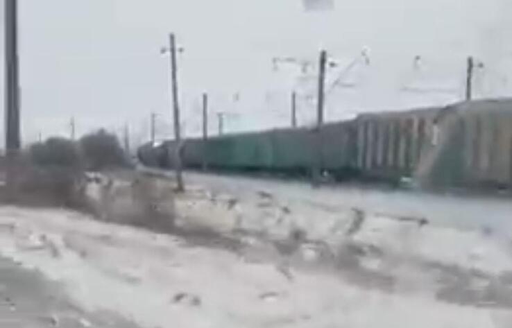 В Карагандинской области с рельсов сошли 14 грузовых вагонов
