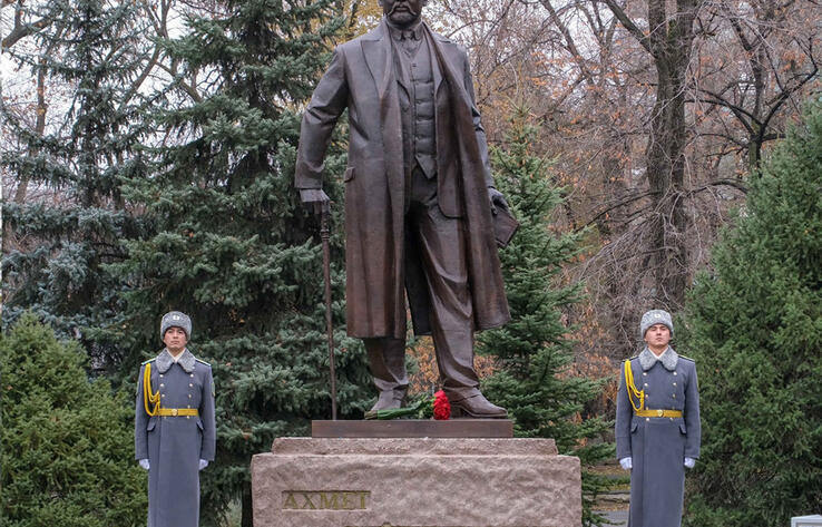 Tokayev Unveils Monument to Akhmet Baitursynov in Almaty