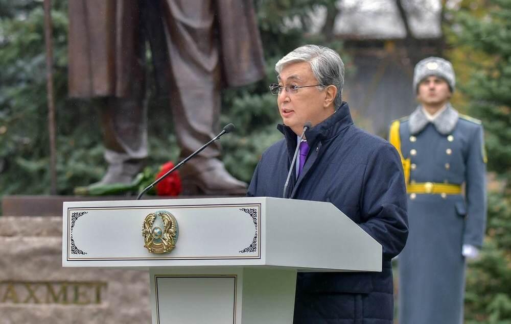 Tokayev Unveils Monument to Akhmet Baitursynov in Almaty. Images | telegram/БОРТ№1