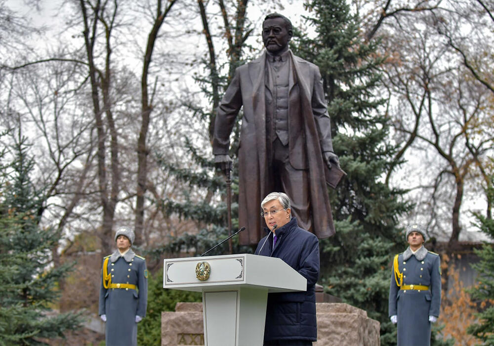 Tokayev Unveils Monument to Akhmet Baitursynov in Almaty. Images | telegram/БОРТ№1