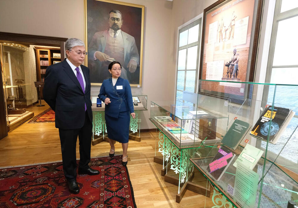 Tokayev Unveils Monument to Akhmet Baitursynov in Almaty. Images | telegram/БОРТ№1