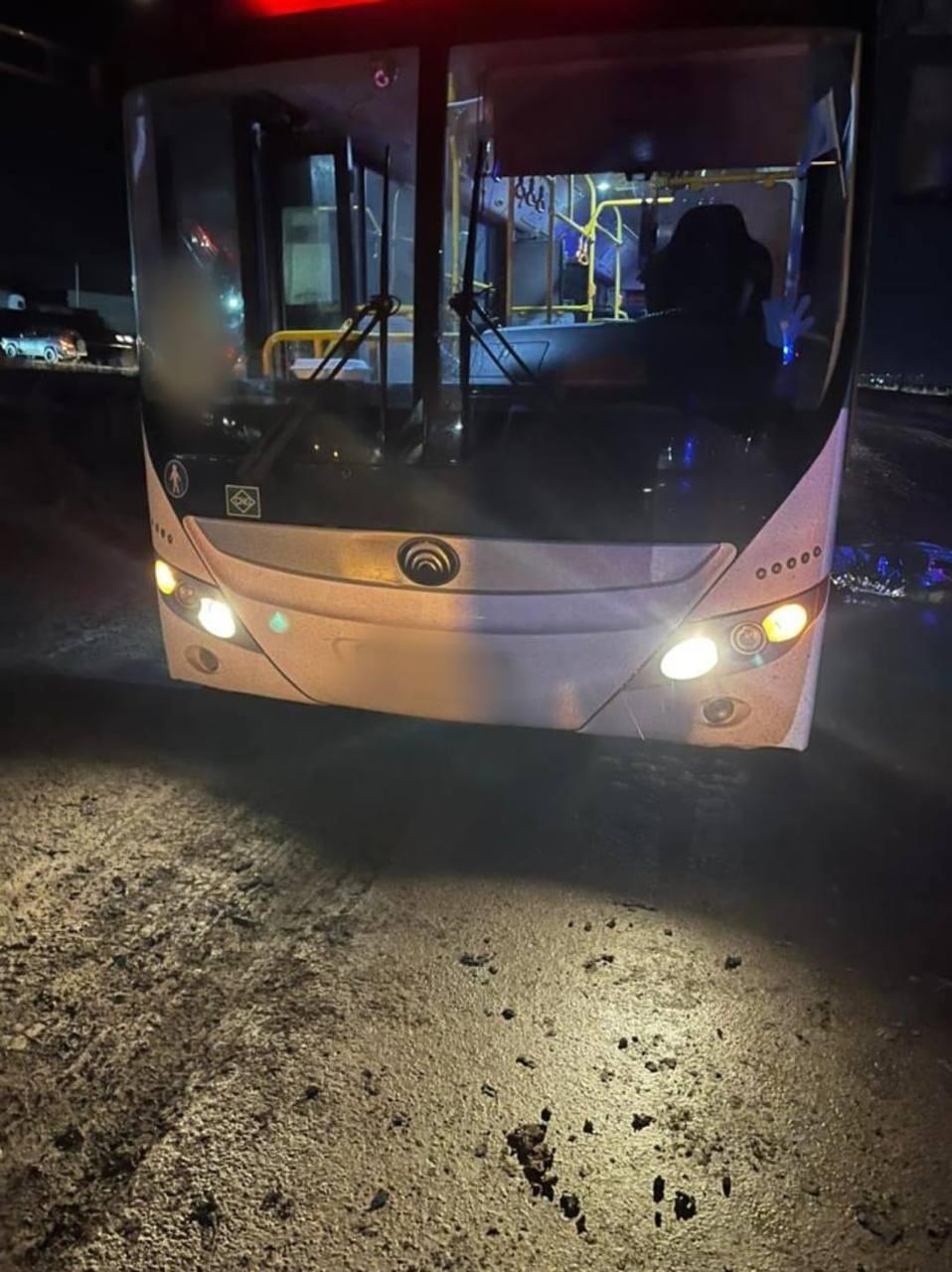 Водитель автобуса насмерть сбил пешехода на трассе Атырау - Индер. Фото: Polisia.kz
