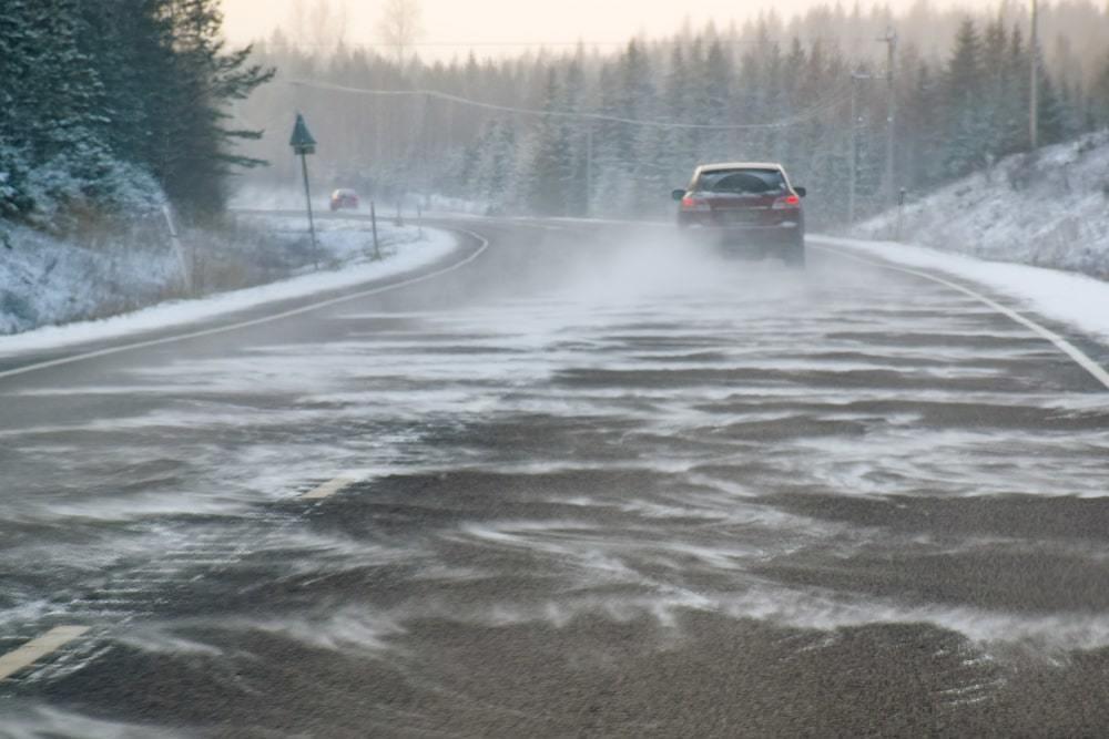 Штормовое предупреждение объявили в тринадцати областях