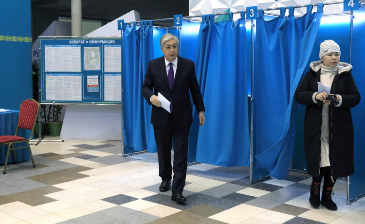 Токаев проголосовал на выборах президента РК 