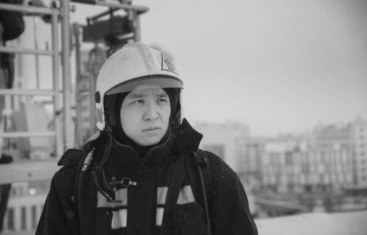 Пожарный Аскар Забикулин, спасший людей из пожара в Астане, скончался в больнице